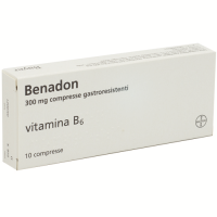<b>Benadon 300 mg compresse gastroresistenti<br>  vitamina B6</b><br><b>Che cos’è e a che cosa serve</b><br>Benadon contiene la piridossina cloridrato (vitamina B6)<br>  Benadon appartiene alla categoria di farmaci a base di vitamine.<br>  Be